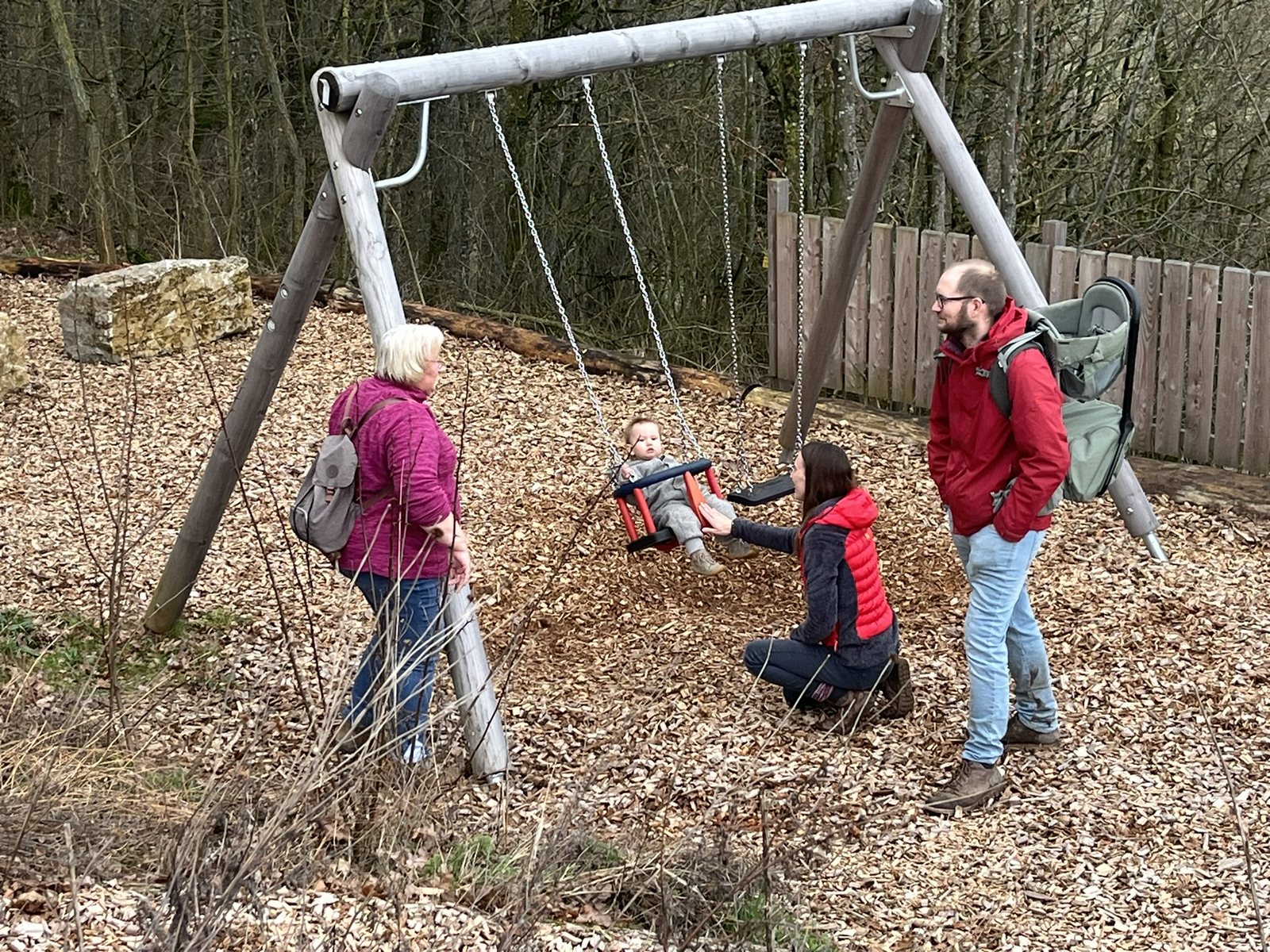 Drei Generationen einer Familie auf dem Spielplatz in Oberscheinfeld