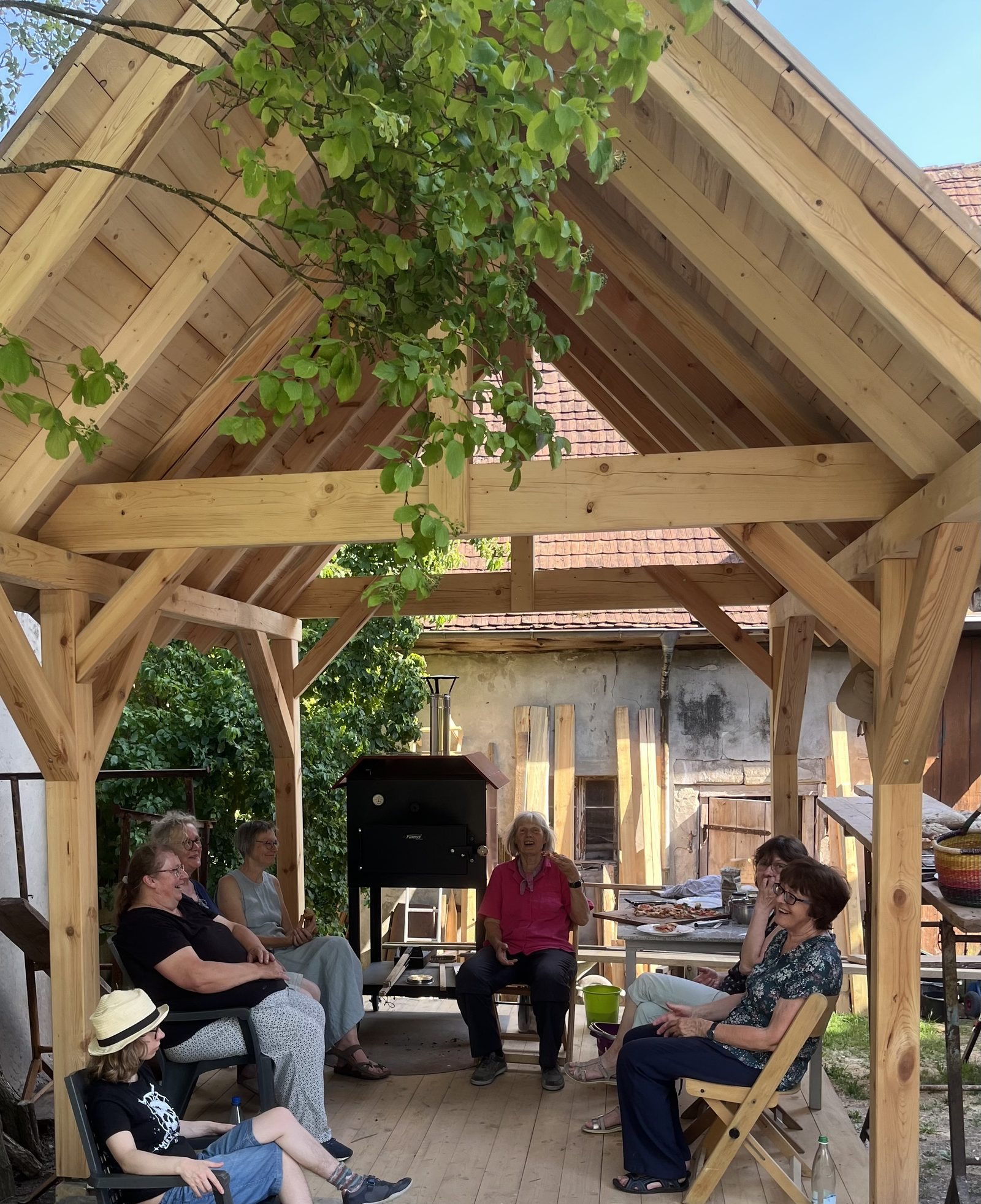 Nachbarschaftstreffen am neuen Brotbackofen in Prühl